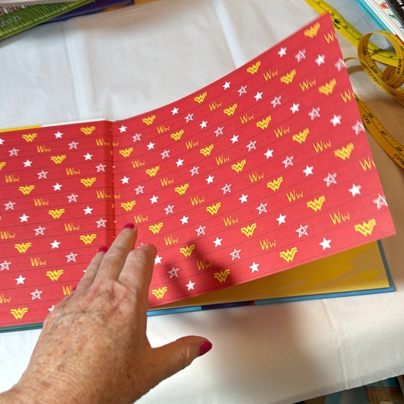 🍀2/10.00🍀 DC Be A Star, Wonder Woman hardcover like new condition - Picture 4 of 12